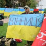 В центре Винницы развернули 187 флагов с пожеланиями мира в Украине.