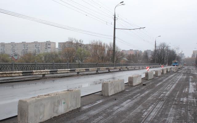 В Виннице на Киевском мосту срезали перила. Фото