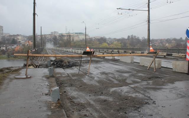 В Виннице на Киевском мосту срезали перила. Фото