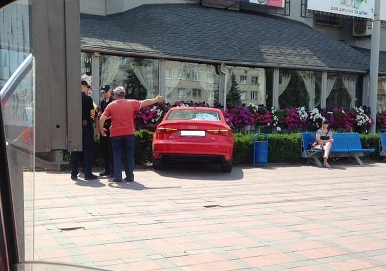 На Пирогова автомобиль снес лавочку и остановился перед витриной ресторана. Фото