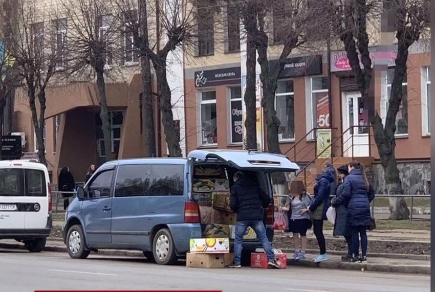 Оштрафовали мужчину, который на проспекте Коцюбинского торговал яблоками