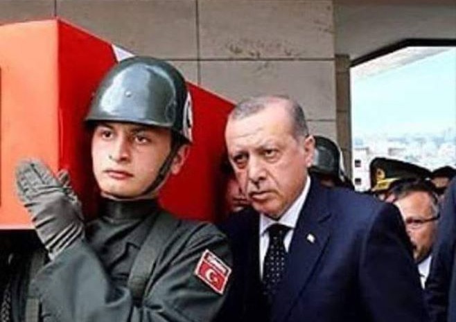 Сегодня война унесла две жизни. Зеленский молчит. А теперь гляньте, как в Турции президент прощается с загbблим военным..